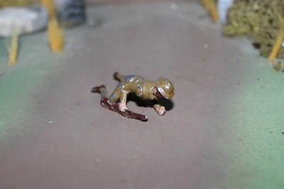 MUY RARO ORIGINAL WARREN LINES PLOMO JUGUETE SOLDADO GATEANDO CON RIFLE -1940 Foto 1 de 4