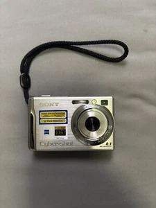 Sony Cyber-Shot Digital Camera SteadyShot DSC-W90 8.1 MPx Zeiss Slvr NO bat/chg - Picture 1 of 7