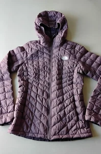 Chaqueta con capucha termoball para mujer The North Face talla S púrpura con cremallera acolchada - Imagen 1 de 12