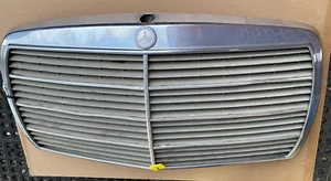 Mercedes W123 genuine used aftermarket grille 1238800183 - Foto 1 di 3