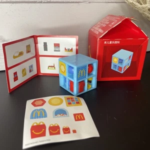 Mini juguetes de comida feliz para niños McDONALD'S 2025 Lil Mcdonalds China Play Yard Block - Imagen 1 de 6