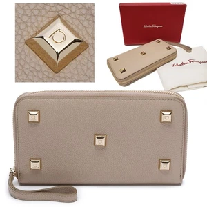 CARTERA CLUTCH SALVATORE FERRAGAMO BEBÉ CUERO RONDI CON TACHUELAS LOGO GRAN TAMAÑO - Imagen 1 de 24