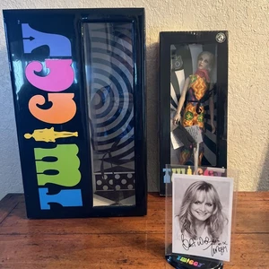 Franklin Mint Kleiderschrank Truhe, Neu im Karton Twiggy Puppe, signiertes Twiggy Foto & Puppenständer - Bild 1 von 11