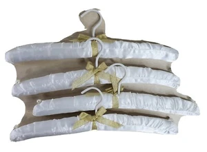 Stoff Kleiderbügel weiß Satin Material Shabby viktorianisch 4er Set Goldband - Bild 1 von 8
