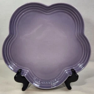 Le Creuset Blue Bell Purple 9 inch Large Scalloped Edge Flower Plate 23 cm NWT - Picture 1 of 7