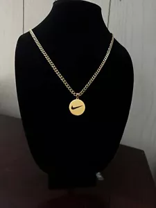 Collar Nike - Colgante Círculo Nike - Chapado en Oro - Cadena Cubana 22" de 5 mm - Imagen 1 de 2