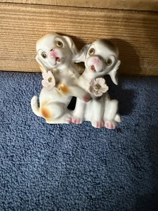 Statuina Vintage Kitschy Giappone Cucciolo Cani con Fiori Rosa e Occhi Grandi che Abbracciano - Foto 1 di 10