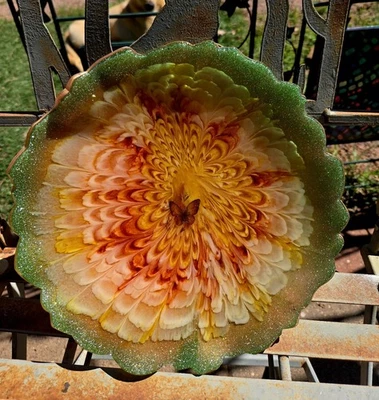 Florero de resina epoxi verde naranja con centro de mariposa Foto 1 de 2