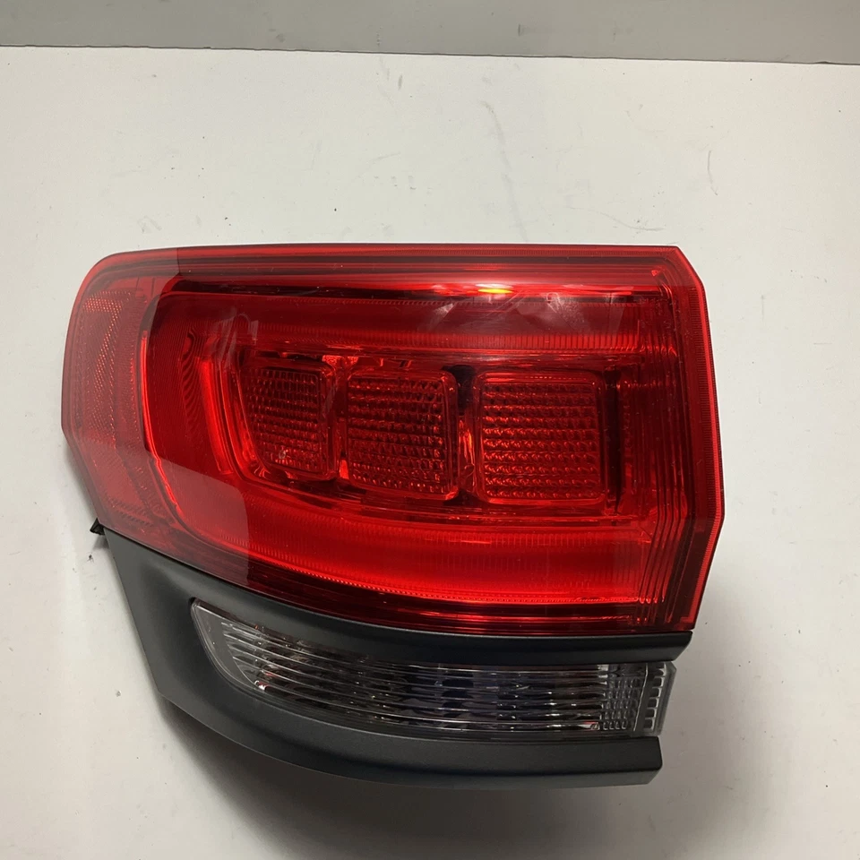 Luz trasera exterior lado conductor izquierdo Jeep Grand Cherokee 2014-2018 OEM 68236105AC Foto 1 de 4