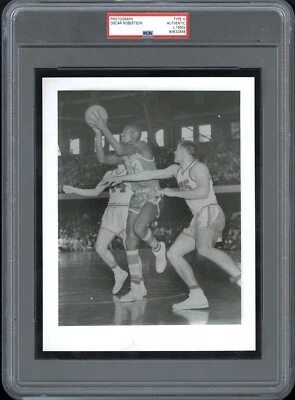 Foto original Oscar Robertson 1956 Crispus Attucks High School tipo 3 PSA/DNA Foto 1 de 2