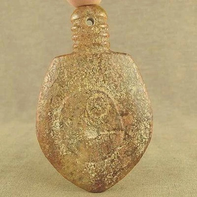 Antiguo Colgante Espada Tótem Cerdo-Dragón Tallado Jade Neolítico Cultura HongShan Foto 1 de 4