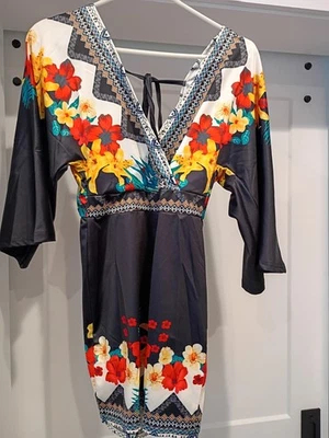  Women's Navy Floral Short Oufit With V Neck And Tie Back Size S - Image 1 of 4