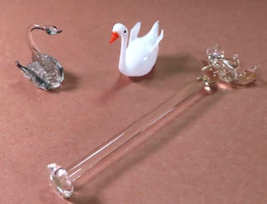 Lotto di (2) statuine uccellino in vetro miniatura e agitatore uccellino bastone girevole - Foto 1 di 17