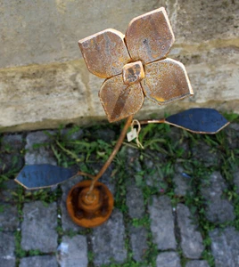 ALEXANDER FABI - Blume II (2024). Monogrammierte Stahlskulptur mit Rostpatina. - Picture 1 of 6