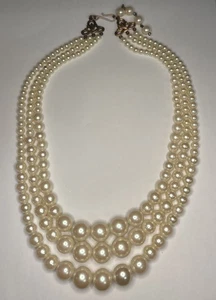 "Collar vintage de perlas de imitación de triple hilo de 20""" - Imagen 1 de 3