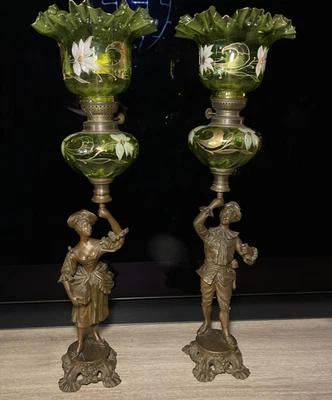 Paire de lampes à pétrole en verre émaillé pied en régule figuratif  - Photo 1/4