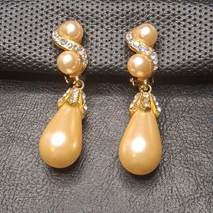 Vintage Teardrop Dangle Clip-on Earrings Faux Pearl And Rhinestone. 14.764 - Picture 1 of 5