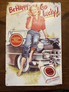 INSEGNA PUBBLICITARIA VINTAGE "LUCKY STRIKE CIGARETTES" METALLO GOFFRATO - Foto 1 di 10