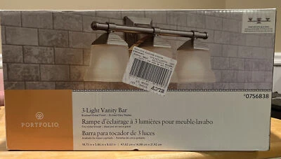 Barra de tocador Portfolio de 3 luces • Acabado de níquel cepillado - Pantallas de vidrio grabado Foto 1 de 4