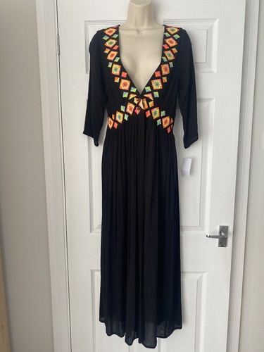 UNDERCOVER Abito da festival nero nuovo con etichette con splendidi ricami al neon. Copertura spiaggia. Piccolo