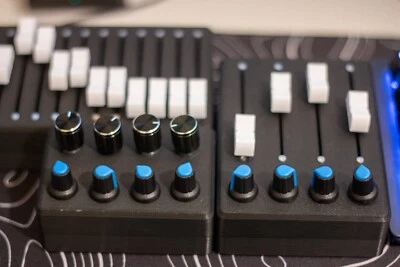 MIDI Control 4 Faders + 4 Encoders | USB - C - Image 1 of 3