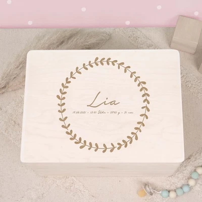 Personalisierte Erinnerungsbox HERZKRANZ Erinnerungskiste m. Namen Holz Geschenk - Bild 1 von 4