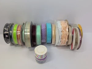 19 Spulen Band Posten einfarbig gestreift glitzernde Spitze Blumen usw. - Bild 1 von 5