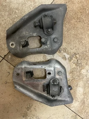 Chevrolet Corvette 1984-1985 placa de montaje de amortiguador delantero lado izquierdo y derecho OEM Foto 1 de 4