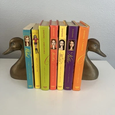 Pretty Little Liars Lot Of 7 By Sara Shepard Paperback And Hardcover Books Foto 1 de 4