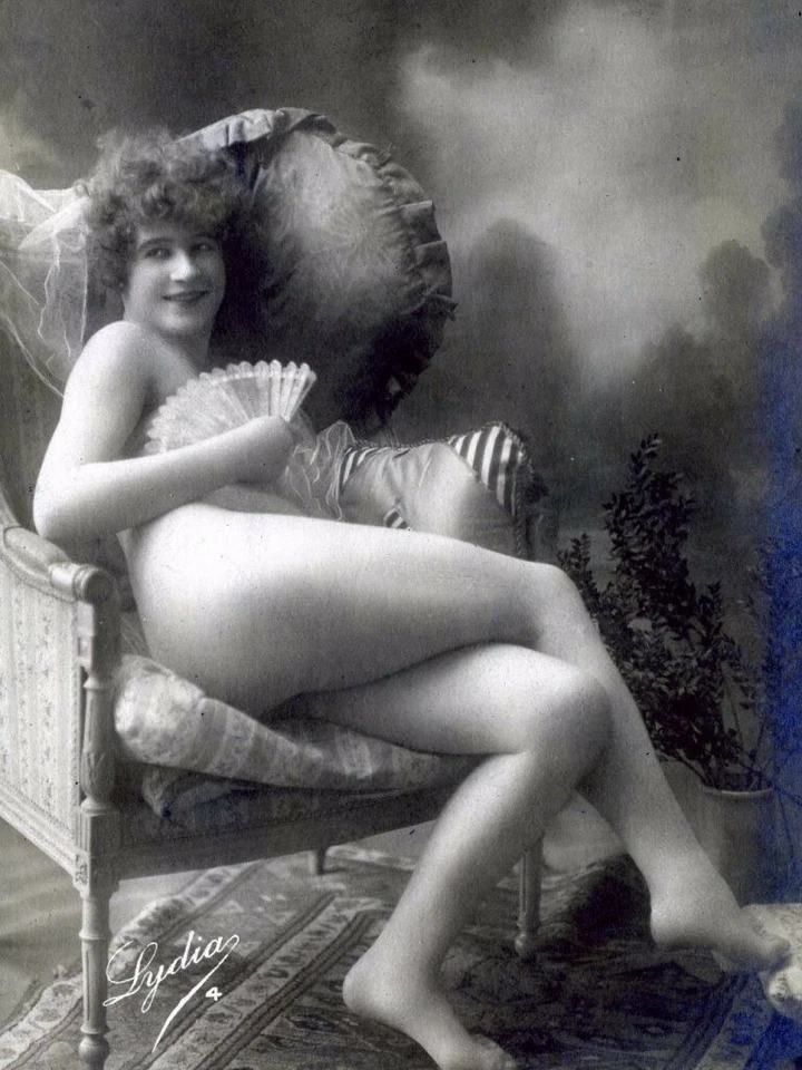 CPA Nu artistique 1900 . Sépia . Femme à l'éventail sur fauteuil. - Photo 1/1