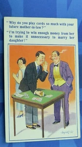 Donald McGill Comic Postkarte 1930er Jahre Spielkarten Tisch zukünftige Schwiegermutter - Bild 1 von 2
