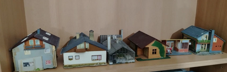 LOTTO 7 EDIFICI SCALA HO PLASTICO FERROVIARIO DIORAMA - Immagine 1 di 4