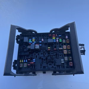 2016 GMC YUKON XL MAIN ENGINE POWER JUNCITON FUSE BOX BLOCK OEM FOR PARTS - Foto 1 di 6