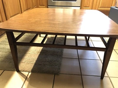 Mesa de centro/cóctel cuadrada MCM Lane laminada de nogal con estante excelente Foto 1 de 4