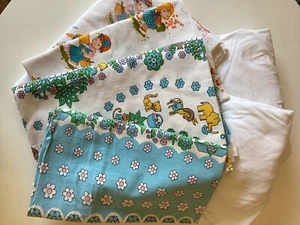 2 X Kinderbettwäsche bunt und 2 X Spannbettlaken weiß - Bild 1 von 5