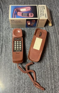 Téléphone Sears Vintage RARE garniture murale couleur bourguogne avec boîte et manuel - Photo 1/12