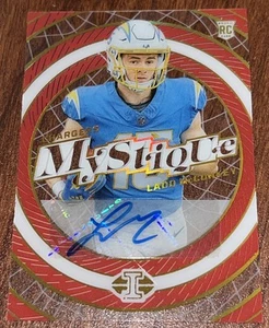 Maglia 2024 Panini Illusions Ladd McConkey Mystique Rookie Auto 15/25 Match RC - Foto 1 di 2
