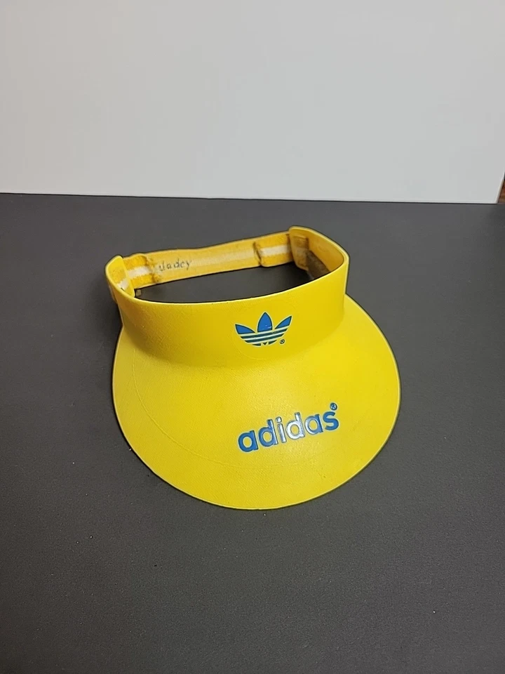 De colección 1975 Adidas Trifolio Plástico Duro Amarillo Azul Visera Retro Gorra Difícil de Encontrar Foto 1 de 4