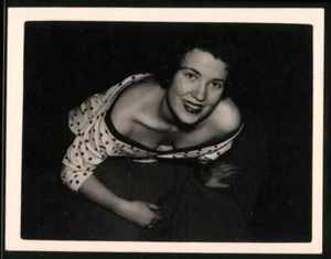 Fotografía Mujer morena sonriente mirando al desnudo - Imagen 1 de 2