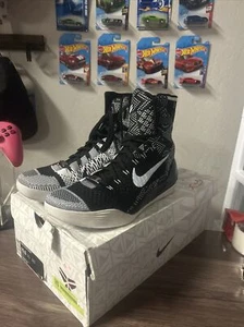 Nike Kobe 9 IX Elite BHM Größe 10,5 Black History Month �� Schwarz Weiß Gebraucht - Bild 1 von 4