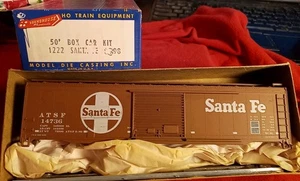 Santa Fe Railroad O/T BoxCar 50' marrone Roundhouse HO Kit 1077 ATSF 14736 MDC USA - Foto 1 di 5