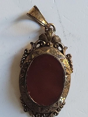 Pendentif ancien en métal plaqué or  serti d'une pierre rouge non gravé - Photo 1/4