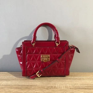 Bolso Michael Kors Vivianne Pequeño Cereza Acolchado Cuero Brillante Nuevo sin Etiquetas Precio de venta sugerido por el fabricante $348 - Imagen 1 de 16