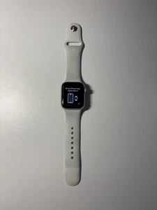 Apple Watch Series 6 40mm Silber Aluminium Case mit weißem Sport Armband gps - Bild 1 von 13