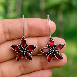 Mozambique Garnet Gemstone Handmade 925  Sterling Silver Jewelry Earrings Size 1 - Picture 1 of 4
