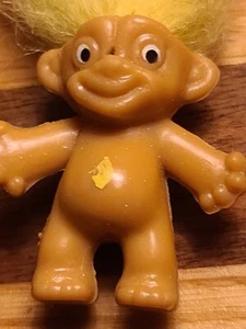 Vintage gelbe Haare Troll Puppe winzig Mini Miniatur 1" Diamant auf Bauch - Bild 1 von 5