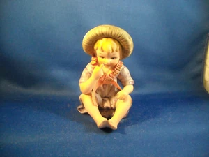 VINTAGE SITTING BOY WITH STRAW HAT PORCELAIN FIGURINE 4 1/4' TALL - Bild 1 von 3