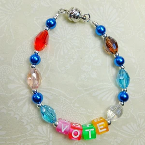 Pulsera VOTA Multicolor Letra y Cuentas de Vidrio Perlas de Vidrio Azul Cierre Magnético - Imagen 1 de 2