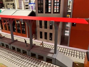 Piattaforma stazione scala O con tetto e rampe per passeggeri o merci -15" lunga - Foto 1 di 8