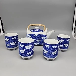 Vintage Japanisches Teeservice Teekanne 4 Teetassen Blumen Porzellan Blau Weiß - Bild 1 von 6